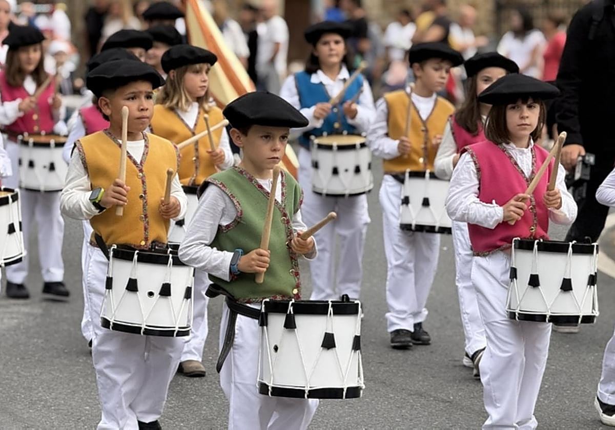 La tamborrada infantil calentará los motores de los sanmigueles.