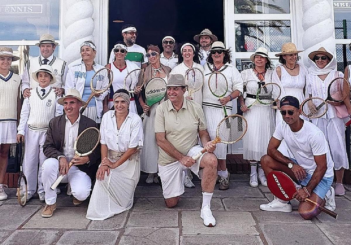Participantes del torneo, luciendo vestimenta clásica en la entrada del pub Wimbledon, en el club de Tenis.