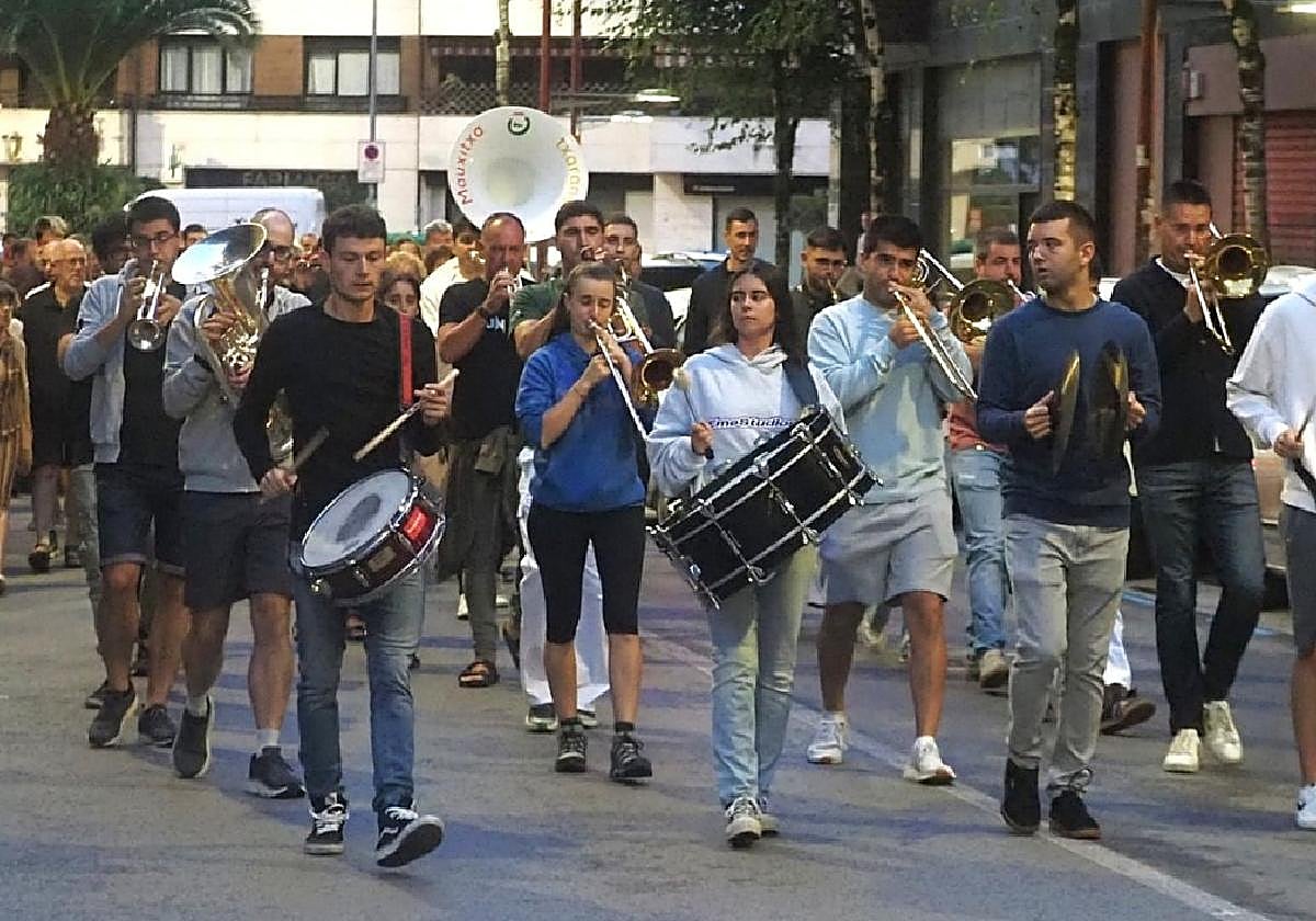 La diana con la txaranga Mauxitxa para volver al trabajo cumple 49 años