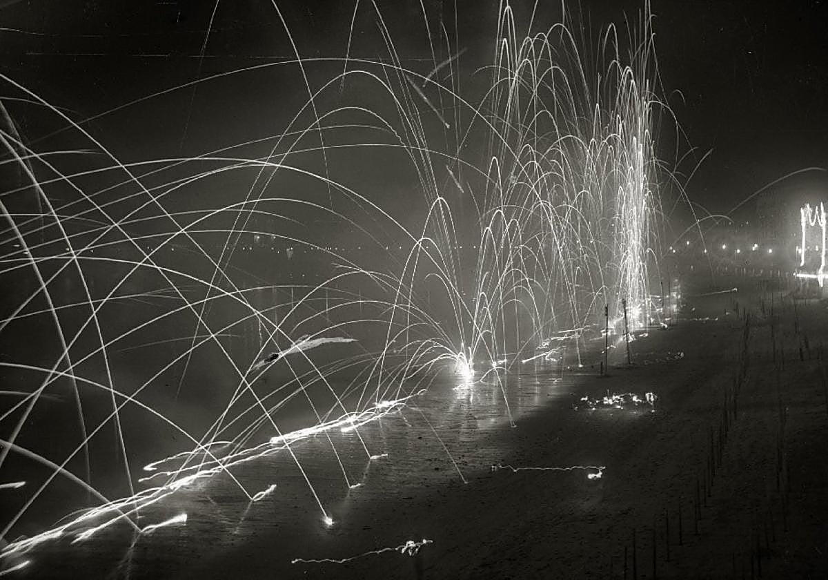 Espectáculo pirotécnico lanzado desde la orilla en el verano de 1922.