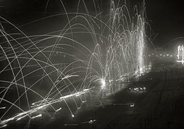 Espectáculo pirotécnico lanzado desde la orilla en el verano de 1922.