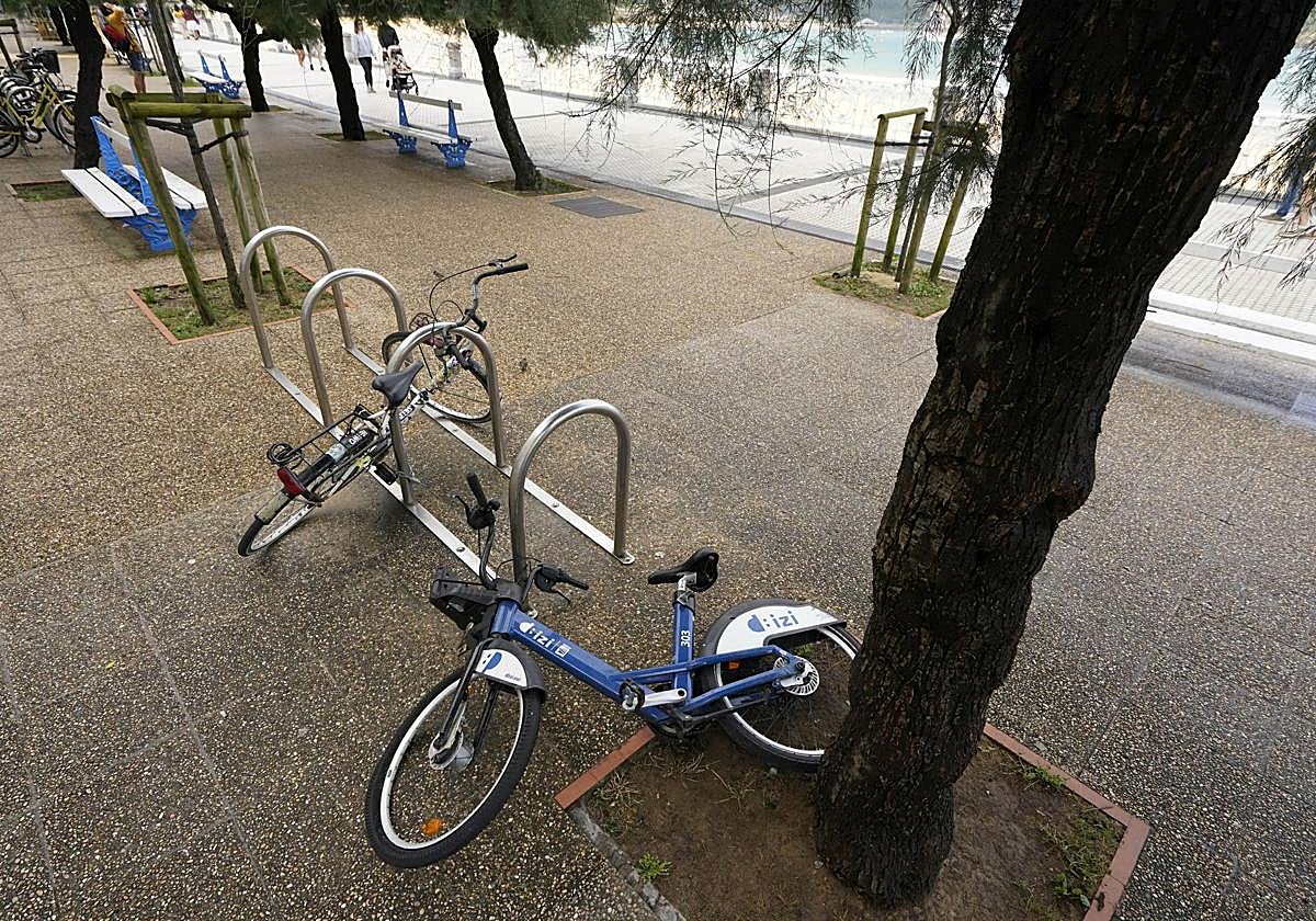 Señala Purificación: «Qué triste que las personas dejen por ahí tiradas de mala manera las bicis de Dbizi. Soy una usuaria de este servicio y siempre intento dejarlas lo mejor posible para ver que luego la gente no tiene cuidado con ellas. Ojalá todos cuidasen de lo ajeno como cuidan de lo suyo».