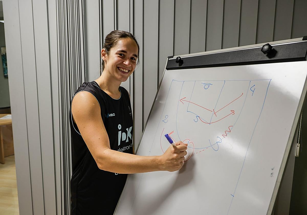 Ariztimuño pinta una jugada en una pizarra.