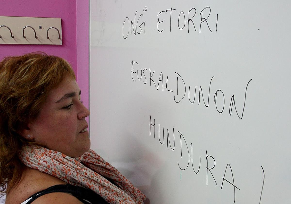 Una profesora da la bienvenida a sus alumnos en un euskaltegi.