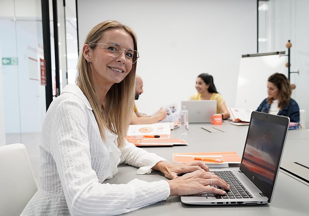 Un sueldo fijo, conciliación y estabilidad: lo que ofrece aprobar Auxiliar Administrativo en 2025