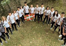 Los seleccionados y el cuerpo técnico posan en Abadiño.