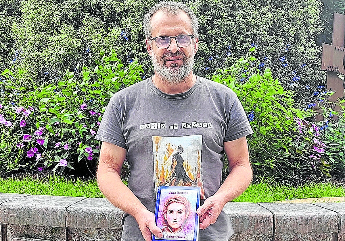 Xabier Susperregi posa con su nuevo libro.