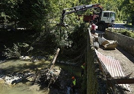 Una excavadora trabaja en la limpieza del río entre Alegia y Amezketa al mes de las lluvias.