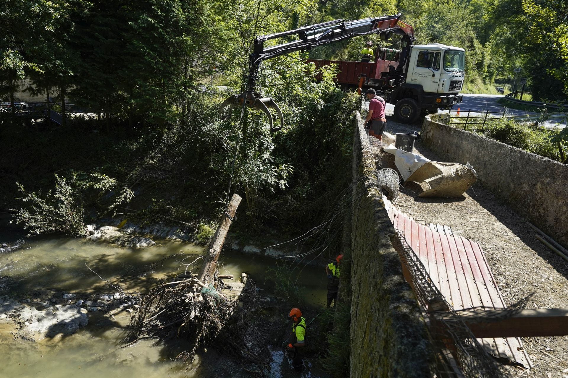 Una excavadora trabaja en la limpieza del río entre Alegia y Amezketa al mes de las lluvias.
