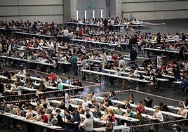 Aspirantes a ocupar una plaza pública, durante un examen de OPE en el BEC de Bizkaia.