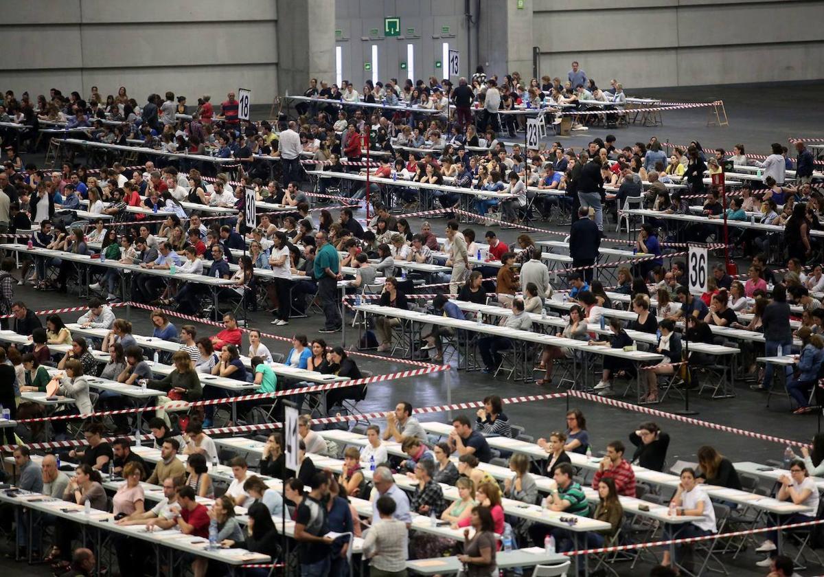 Aspirantes a ocupar una plaza pública, durante un examen de OPE en el BEC de Bizkaia.