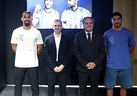 Yangel Herrera y Carlos Soler junto a Erik Bretos y Jokin Aperribay.