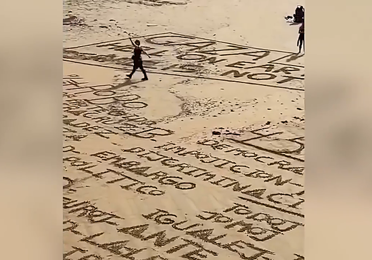 Momento en la mujer termina de borrar el mensaje contra Israel en la playa de La Concha de San Sebastián