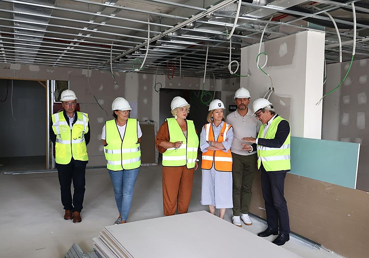 Mendoza, Peña y Valdivia han visitado este martes las obras de ampliación de la residencia Atsobakar de Lasarte-Oria.