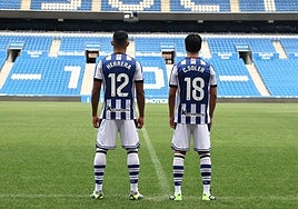 Yangel y Soler, los nuevos '12' y '18' de la Real posan con sus dorsales en Anoeta.