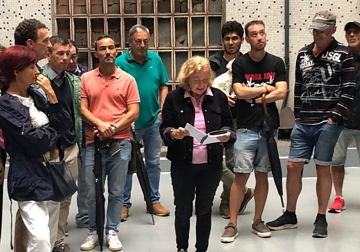Nerea Alustiza ofrece sus explicaciones a los participantes en las visitas guiadas.