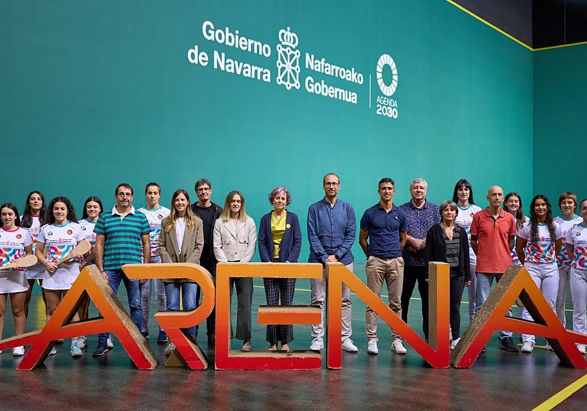 Pelotaris, responsables deportivos y representantes políticos durante la presentación del torneo que se realizó ayer.