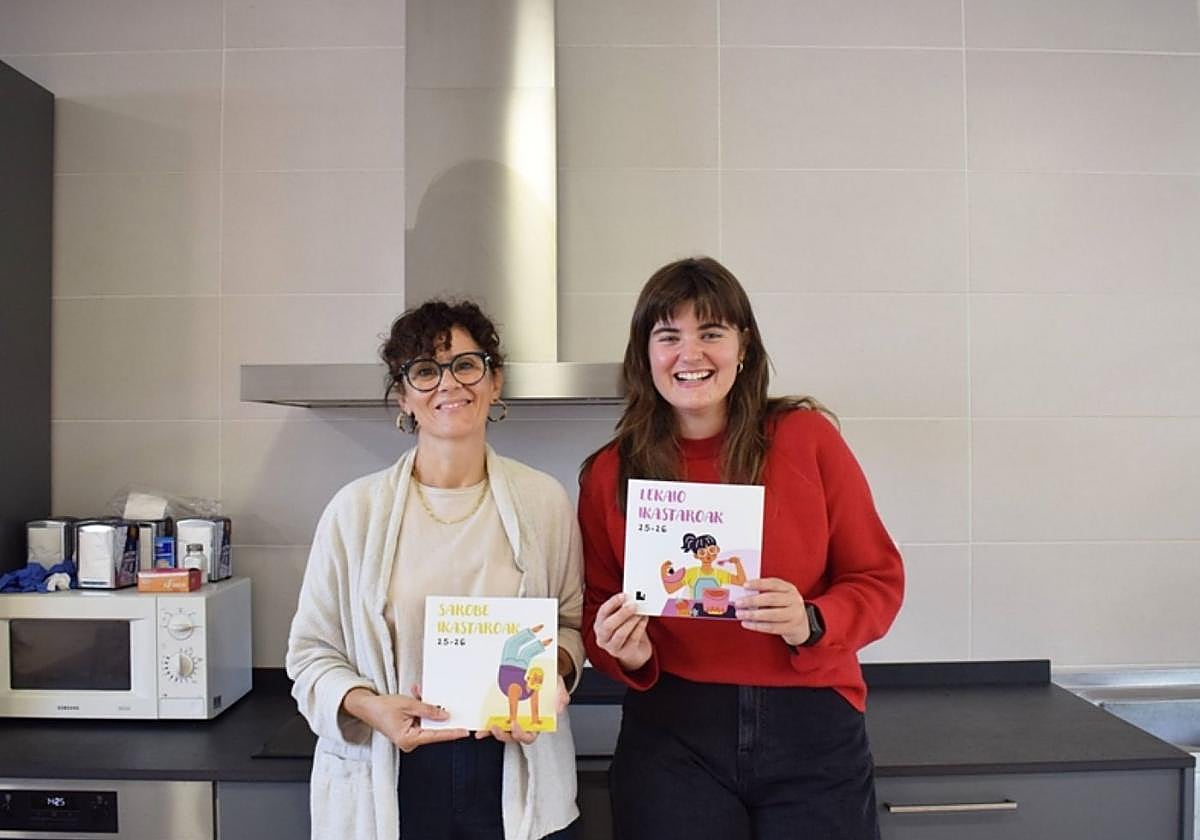 Ana Pozas, concejala de Cultura, y Amaia Altuna, técnica del área.