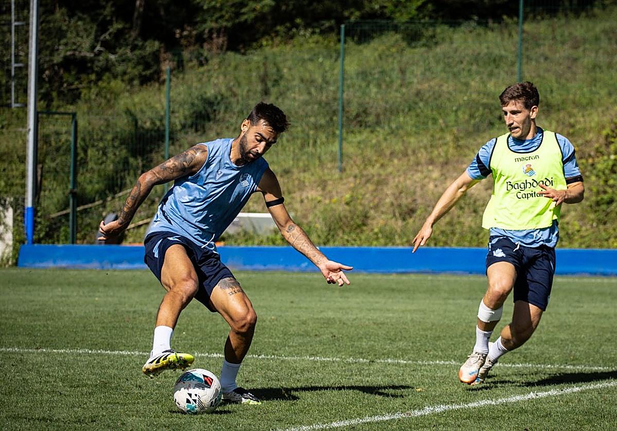 Brais trata de escapar de la presión de Aihen en el entrenamiento de ayer.