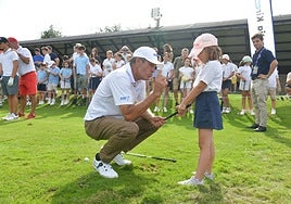 Santiago Luna corrige la empuñadura a una alumna ayer en Basozabal.