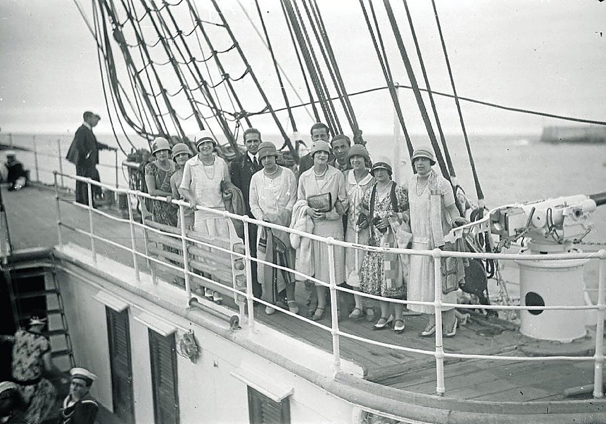 Señoritas de visita a bordo del 'Presidente Sarmiento'.