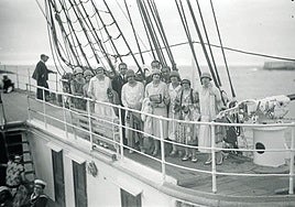 Señoritas de visita a bordo del 'Presidente Sarmiento'.