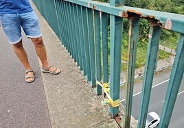 La roña de los barrotes genera inseguridad en quienes utilizan este paso sobre la autopista.