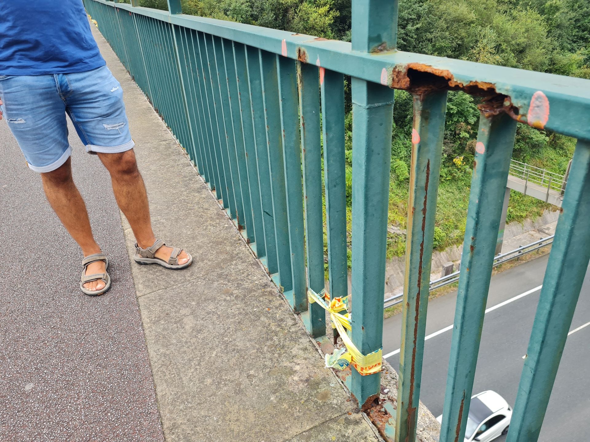 La roña de los barrotes genera inseguridad en quienes utilizan este paso sobre la autopista.