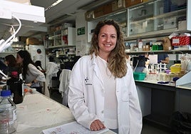 La doctora Leire Bejarano, en uno de los laboratorios de Biogipuzkoa.