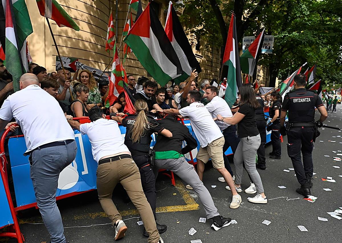 Imagen secundaria 1 - La etapa de la Vuelta a España con final en Bilbao, sin ganador por las protestas contra Israel
