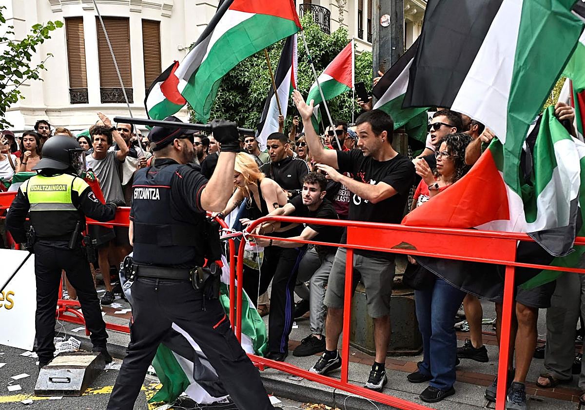 Imagen principal - La etapa de la Vuelta a España con final en Bilbao, sin ganador por las protestas contra Israel