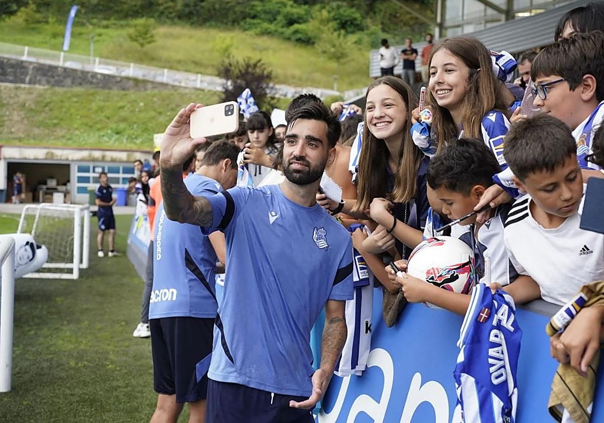 Brais se hace un selfie con unas aficionadas en uno de los primeros entrenamientos del curso