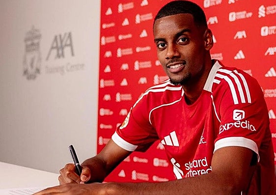 Alexander Isak firma su nuevo contrato con el Liverpool tras un verano en el que tensó la cuerda con el Newcastle