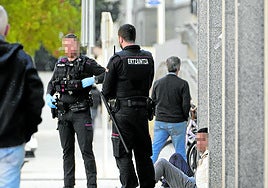 Agentes de la Ertzaintza, durante una detención en el entorno de la estación de tren de San Sebastián.