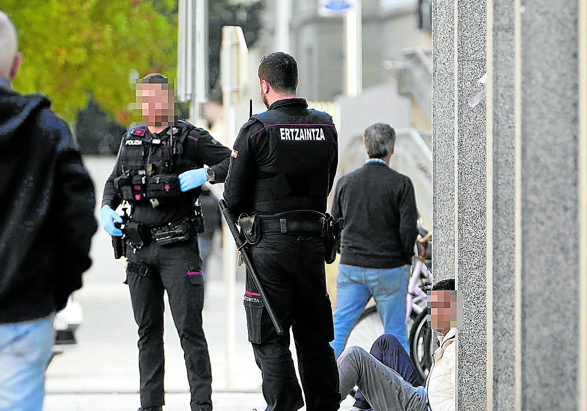Agentes de la Ertzaintza, durante una detención en el entorno de la estación de tren de San Sebastián.