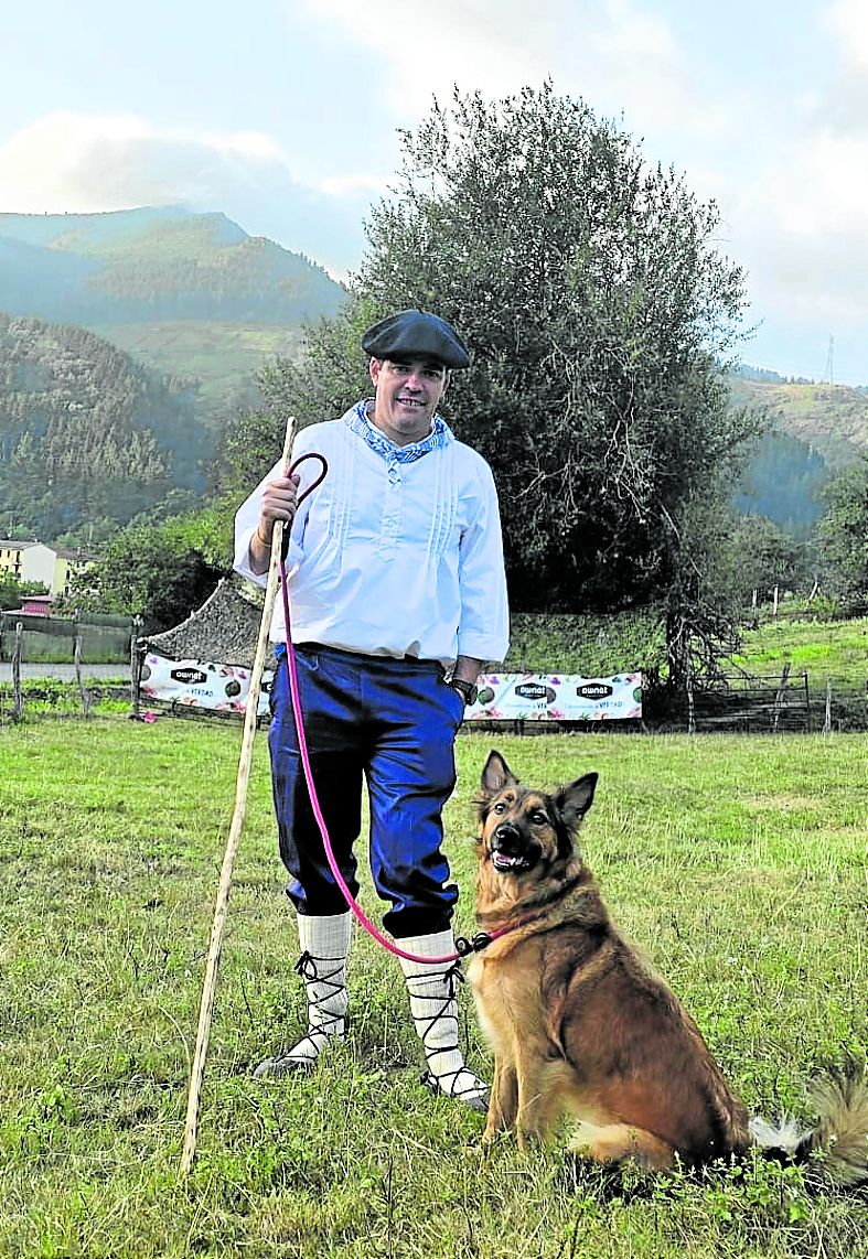 Mikel Calderón y 'Sua', pastor vasco de la raza Gorbea de 5 años.