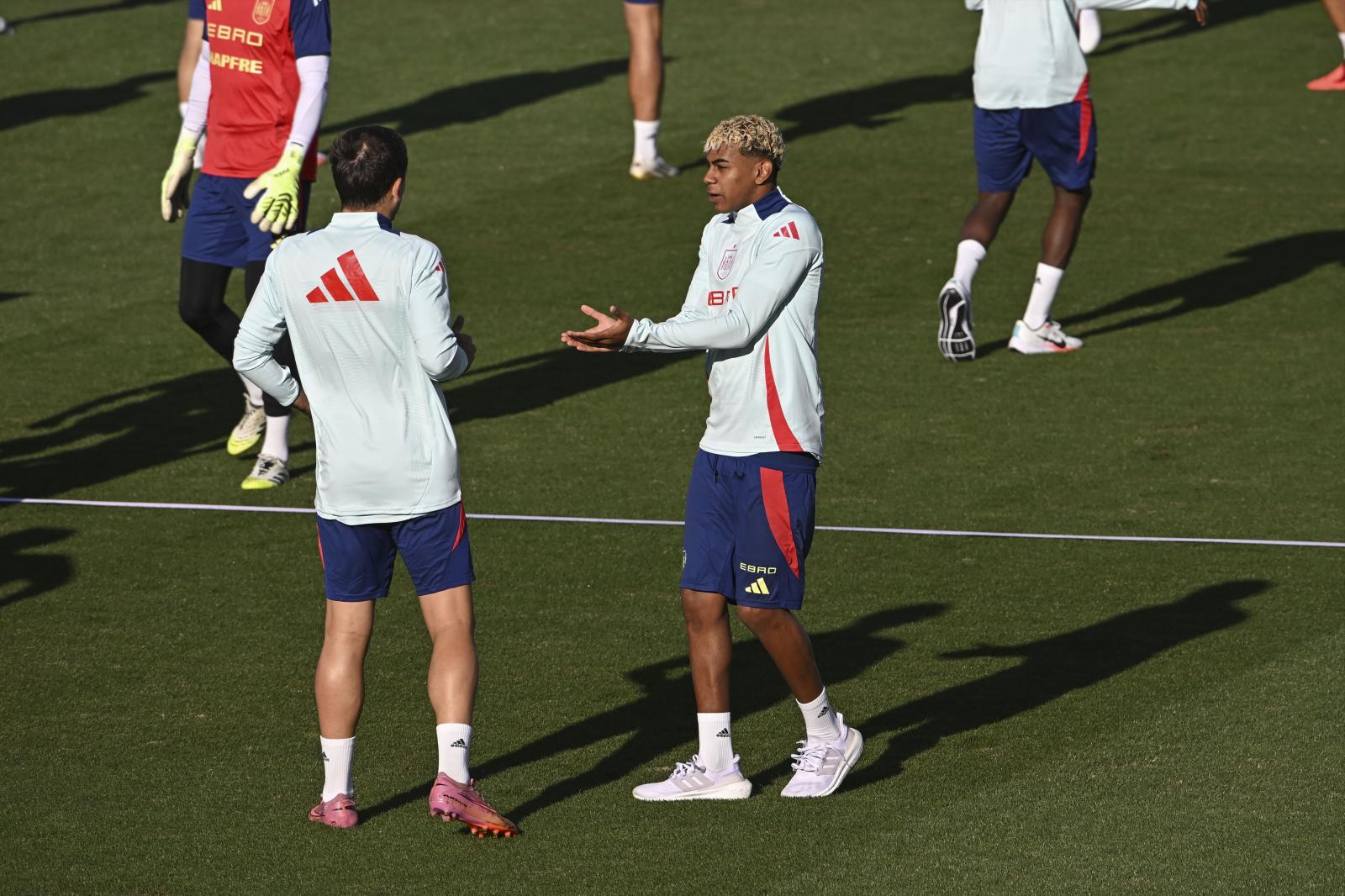 La amable discusión entre Oyarzabal y Lamine en el entrenamiento de la selección española