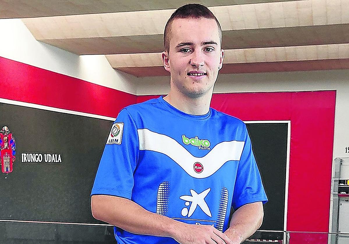 Unai Amiano en el frontón Uranzu de Irun donde el próximo 19 de septiembre realizará su debut.