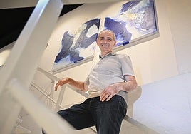 Antonio Peña posa en la galería La Central de Donostia frente a su muestra 'Isegoria'.