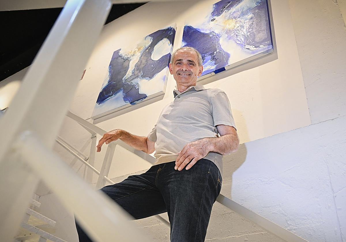 Antonio Peña posa en la galería La Central de Donostia frente a su muestra 'Isegoria'.