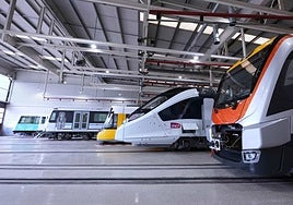 Varios trenes de CAF en las instalaciones de la compañía beasaindarra.