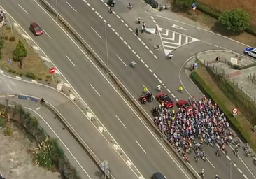 Una protesta en contra de Israel detiene la etapa de La Vuelta en la subida de Enekuri