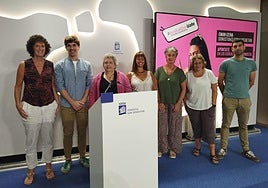 Representantes de los euskaltegis y centros homologados, junto con el concejal delegado de Cultura, Euskera y Turismo, Jon Insausti.