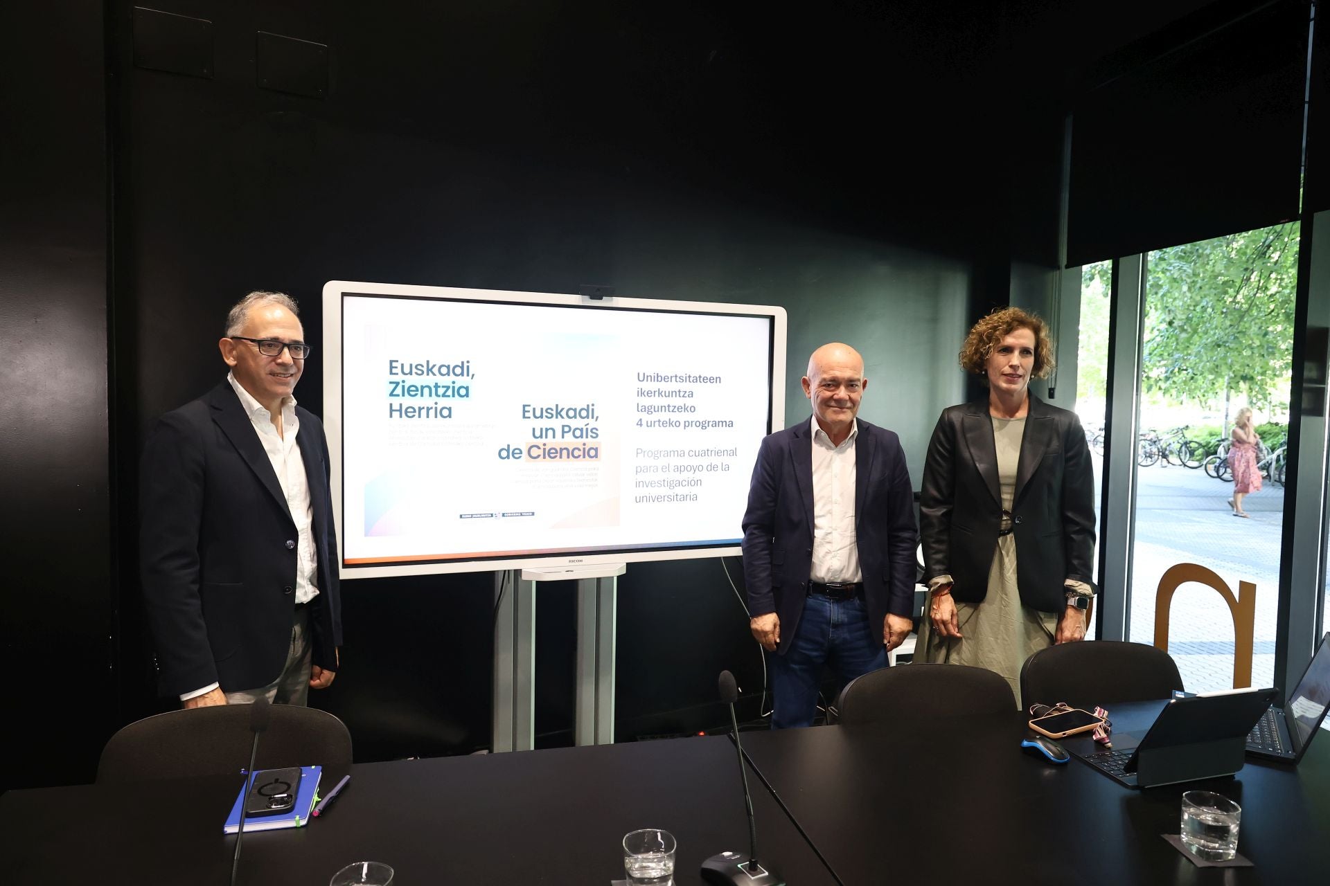 El consejero Juan Ignacio Pérez Iglesias, junto a Adolfo Morais, viceconsejero de Ciencia e Innovación y Amaia Esquisabel, directora de Política Científica, en la presentación del programa.