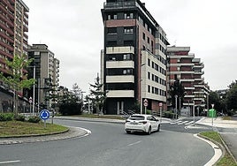 La nueva entrada a Loiola se hace por la rotonda de los cuarteles.