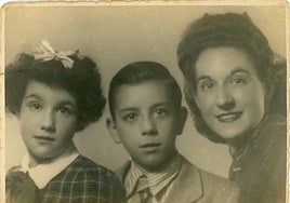 Elisa Beltrán, a la izquierda, en una de las imágenes del libro de Xabier Susperregi.