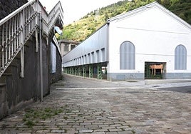 Vista parcial de la calle de adoquines que será renovada en otoño.