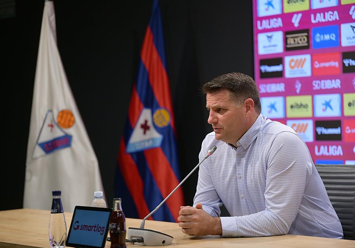 El director deportivo del Eibar, César Palacios, compareció en Ipurua.