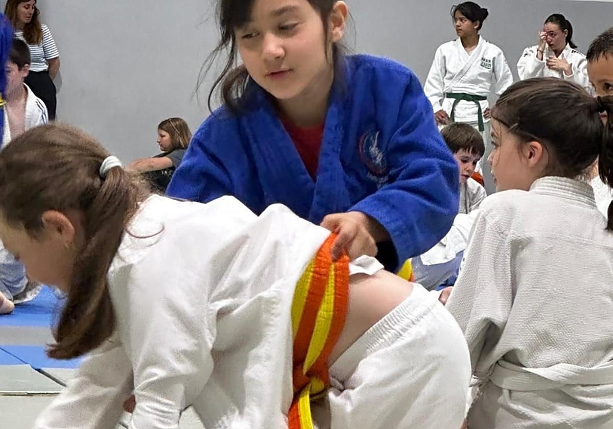 Clase de judo en el tatami de Zestoa.