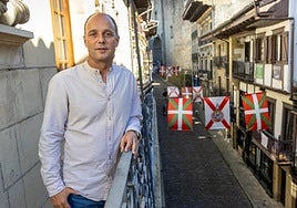 El alcalde Igor Enparan, en el balcón del Ayuntamiento, con la calle Mayor ya engalanada.